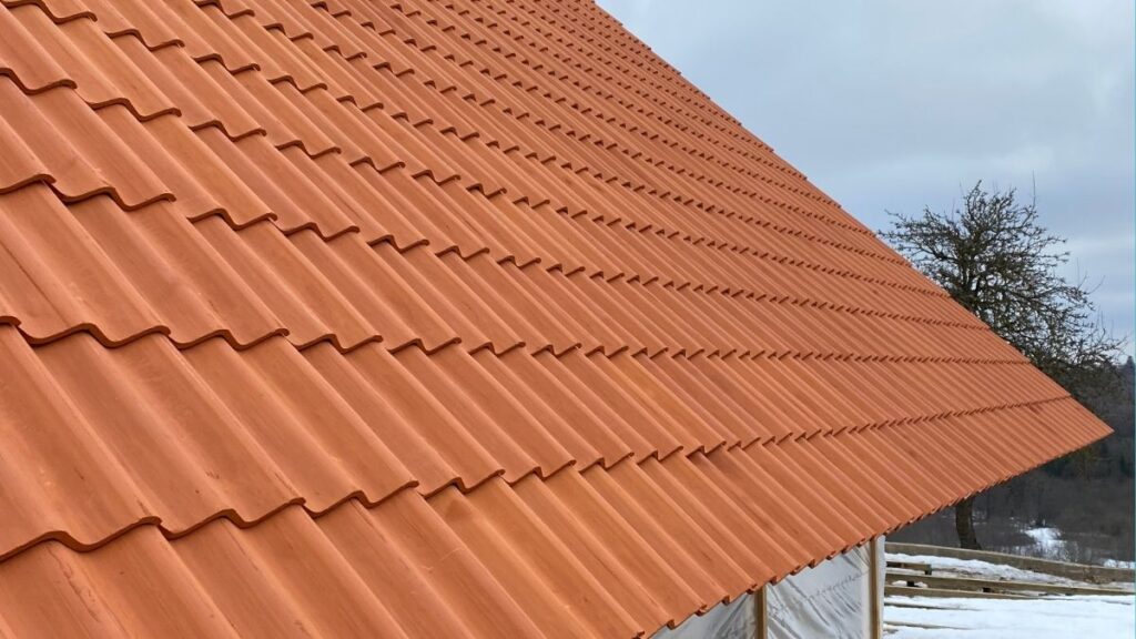 Punase kivikatuse paigaldus maamajale – Katusesepp katusetööd