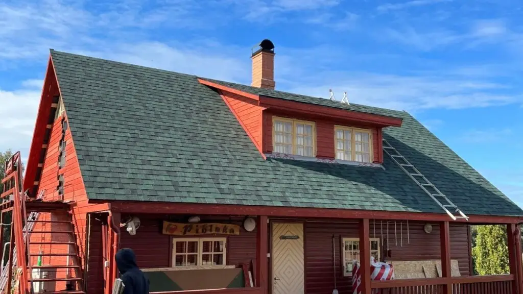 Roheline bituumenkatus keerulise kuju ja tornidega eramul – Katusesepp